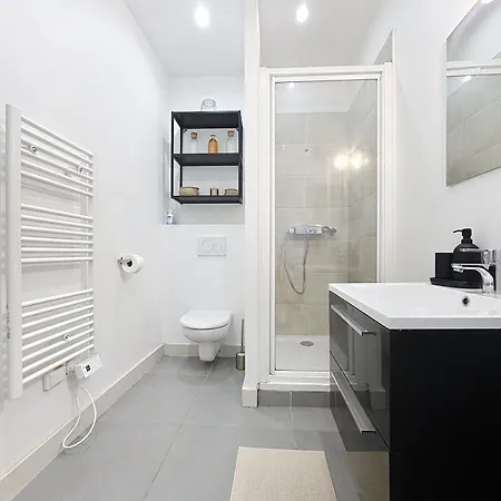 Modern Hyper Center Comfort Apartment